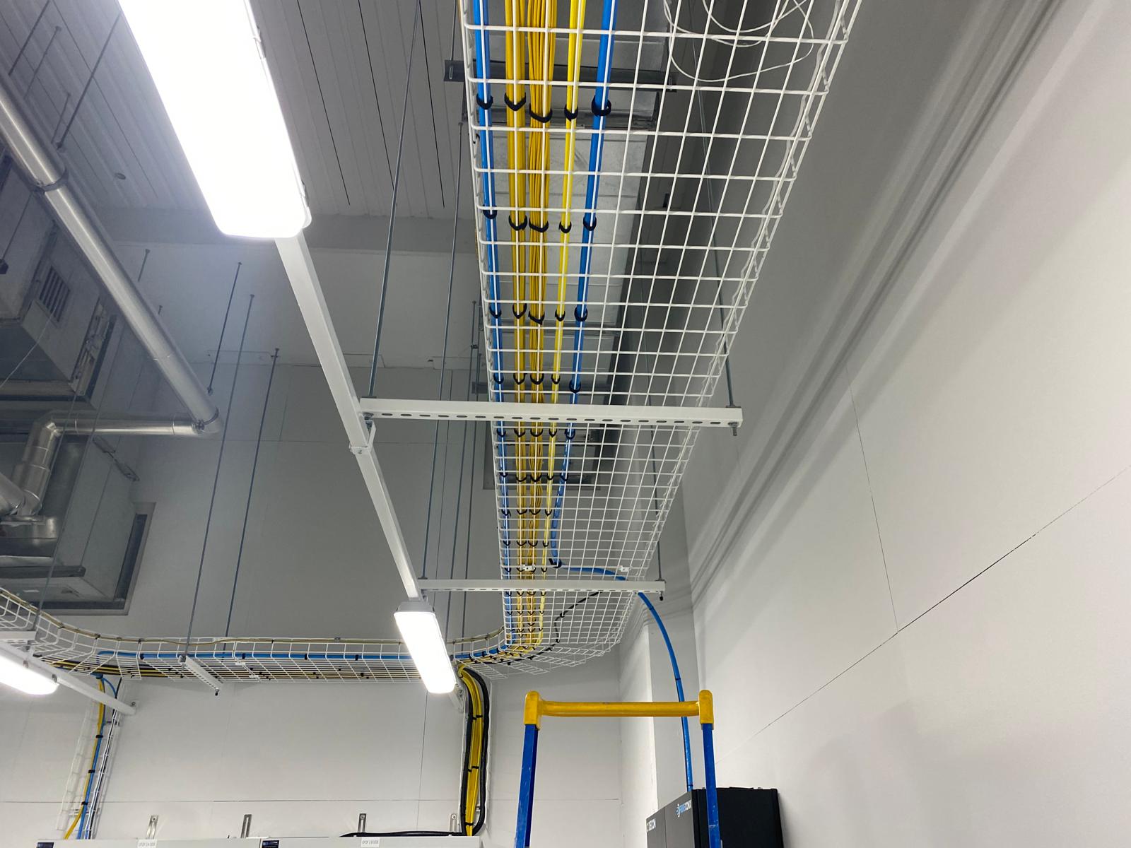 Infraestrutura de redes com eletrocalhas instaladas pela Tonfix