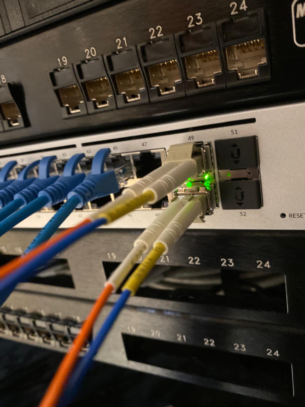 Cabeamento estruturado e fibra óptica em rack corporativo